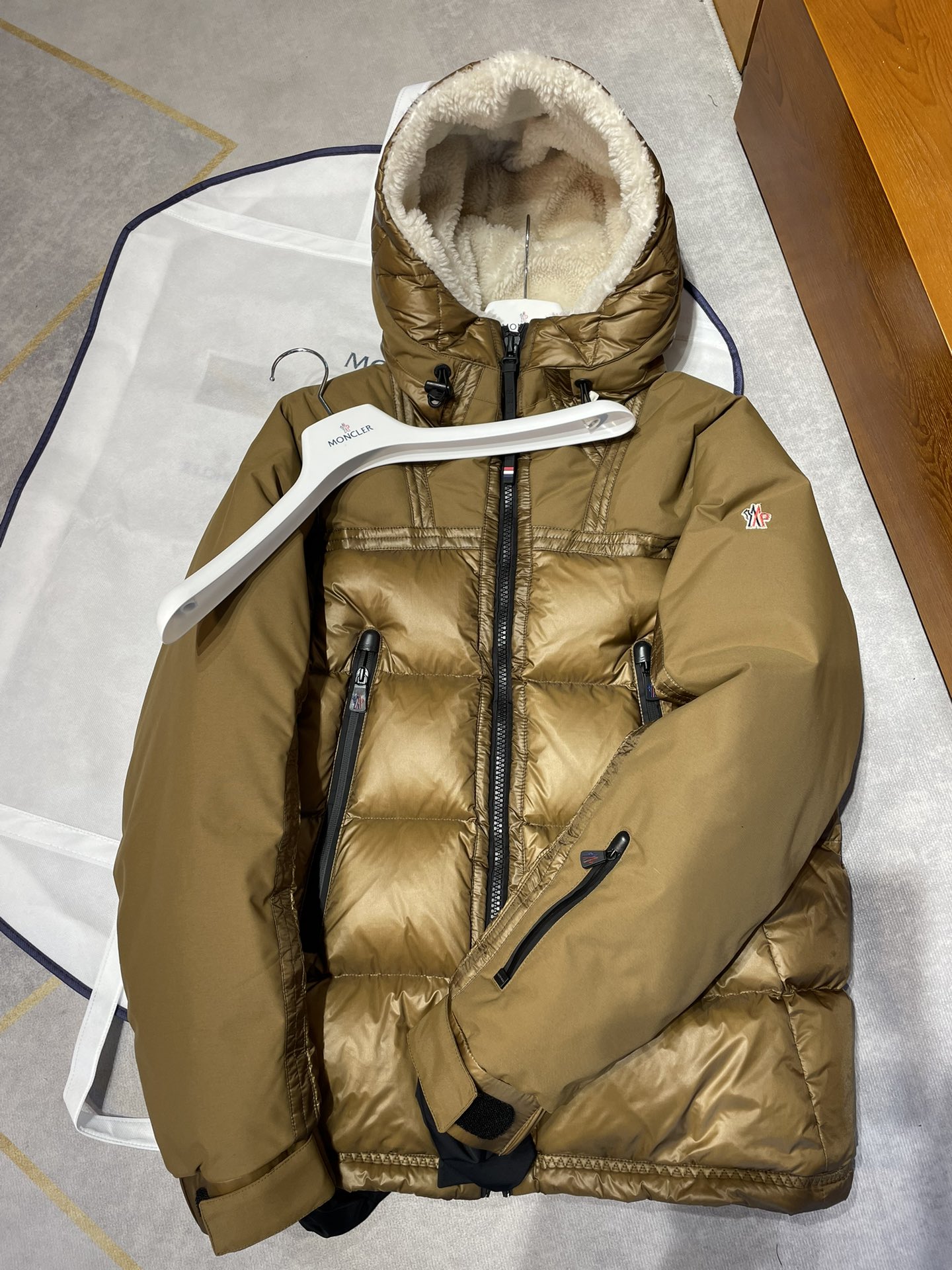 柜台主推的颜色，户外滑雪厚羽绒90鹅绒填充帽内真羊毛材质，透着屏幕都能感觉到的高强质感！做工更不用说！