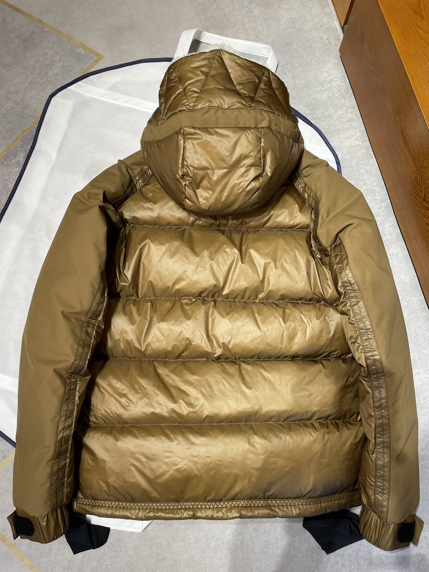 柜台主推的颜色，户外滑雪厚羽绒90鹅绒填充帽内真羊毛材质，透着屏幕都能感觉到的高强质感！做工更不用说！