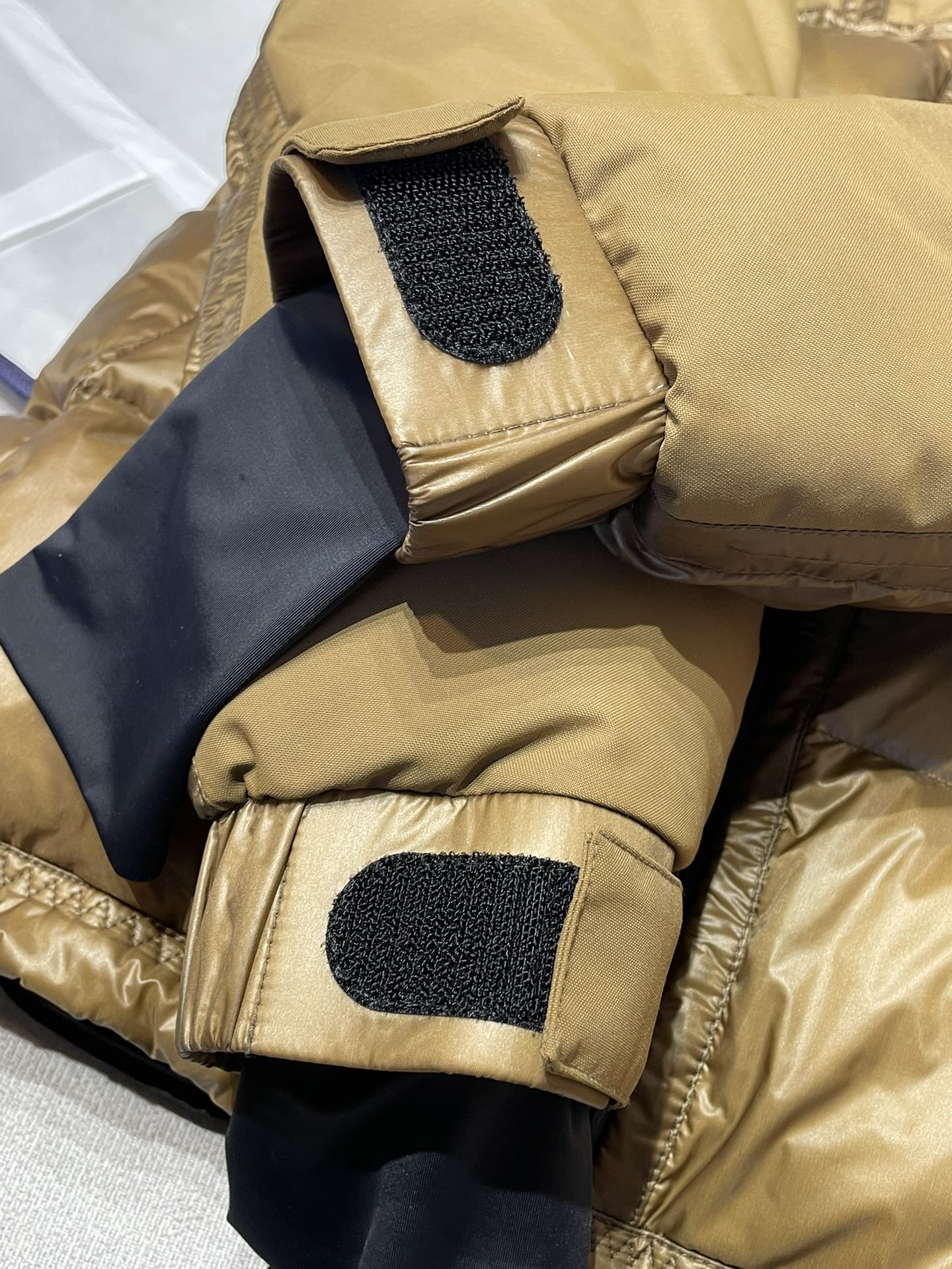 柜台主推的颜色，户外滑雪厚羽绒90鹅绒填充帽内真羊毛材质，透着屏幕都能感觉到的高强质感！做工更不用说！