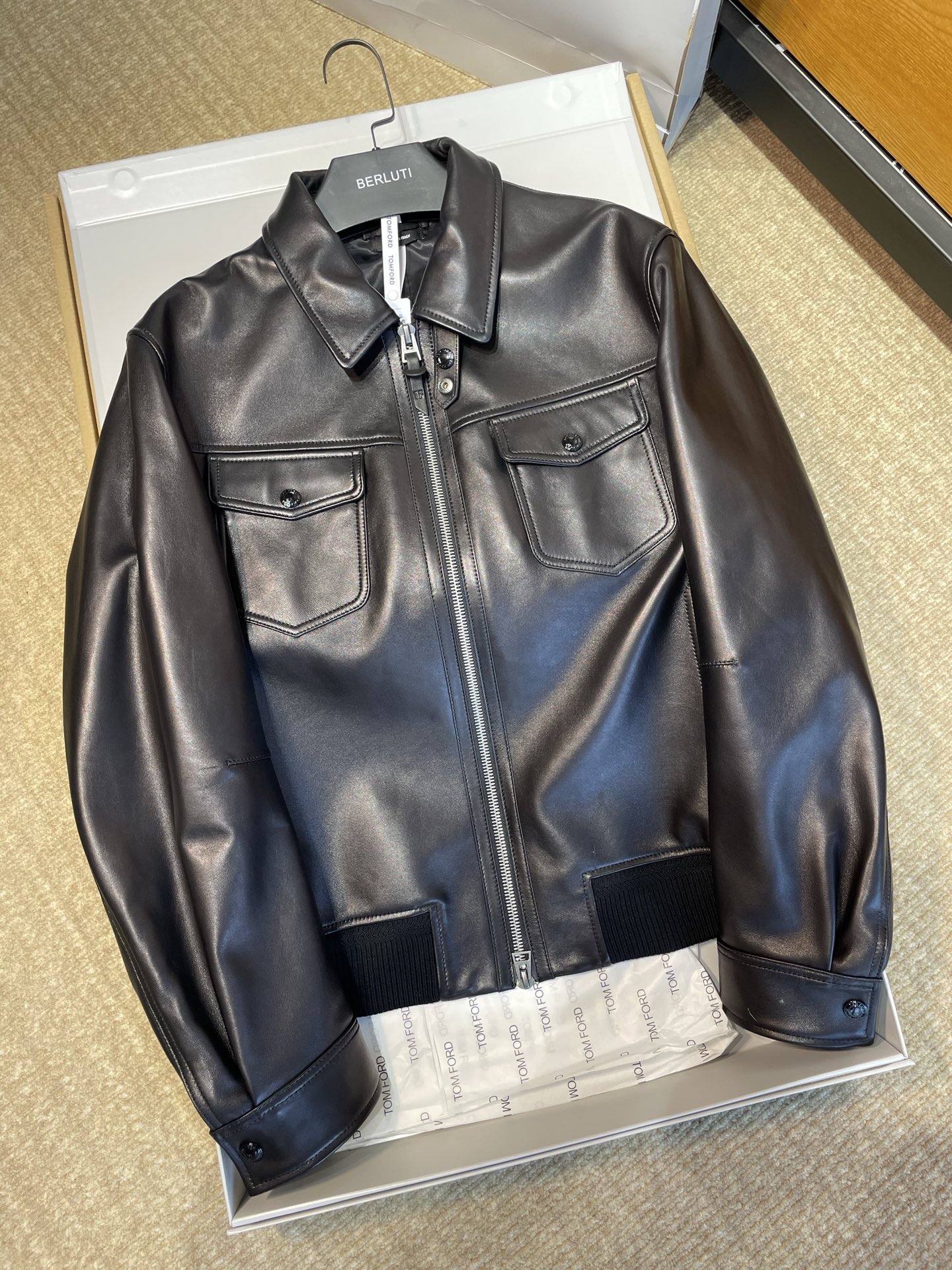 NO:675557,TF's classic motorcycle leather wardrobe is a must-have for all major celebrities and successful men. It is a genuine product ordered by the company's OEM channel. The quality is confirmed by the full quality inspection in the container. Think about it!  A truly rare-to-find masterpiece that may not even be available for tens of thousands of dollars at the counter!  And it is a classic style that can be worn for a lifetime, and every man must have it in his wardrobe!  I won’t go into too much detail about the quality, the real deal can be seen in real photos!  It comes with three-label main wash tags and comes with a full set of packaging, making it a great gift for others to keep for your own use!  46-56,,tom ford,leather jacket,Top Customize119860909TF经典机车皮衣柜台绝品,各大明星成功人士型男必备款 真真正正公司代工渠道订单品,全质检货柜出品质,想想牛吧！真正的万年难遇的精品,柜台大几万还未必买得到的！并且是可以穿一辈子的经典款,每个男人衣柜里必须有的！ 品质我不多啰嗦,实拍见真章！三标主洗吊牌都有,配备全套包装,送人自留都极有面！46-56,,tom ford,leather jacket,Top Customize1,Men's clothing