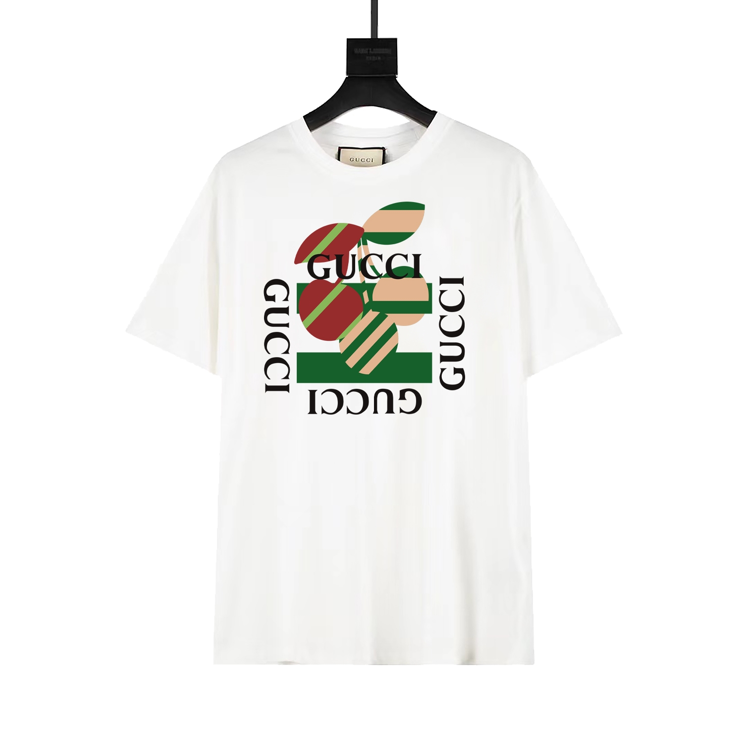 Camiseta Gucci con estampado, esta camiseta está adornada con llamativas cerezas, explorando nuevas formas de expresión…