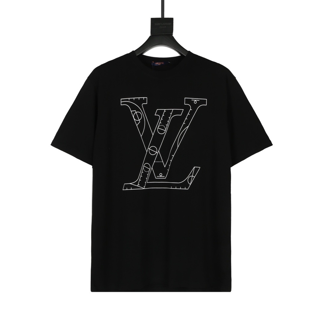 P70 1V X NBA 驴家20ss前后印花 T 恤 春夏系列篮球主题，以LV 标识展现篮球赛场战术的灵感启发，再令美国职业篮球联赛标识点缀背后，纯棉面料 男女同款。 款号：2418 颜色:黑色 白 码数S-XL