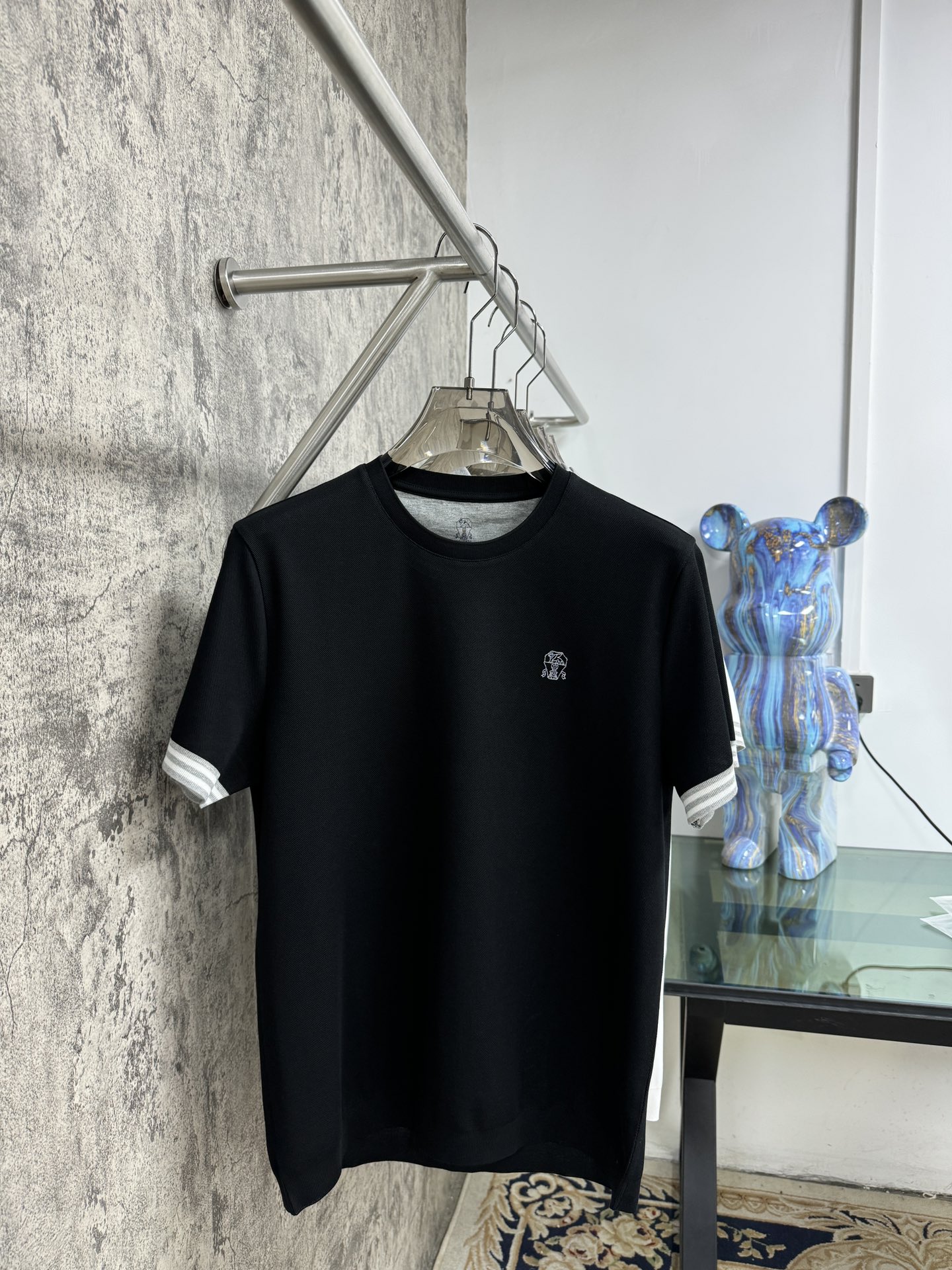 NO:132845,25 spring and summer hot products are coming [Fireworks] BC high-quality round neck T-shirt, 1:1 high-end reproduction, casual style. Production from the first-line OEM factory, this model is made of bead-floor cotton plain weaving cloth, embroidery logo decoration on the front of the left chest using German high-end embroidery machine, with no cushion layer at the bottom of the fabric, which is obviously different from ordinary imitations in the market. The chest logo design makes this clothing look low-key, luxurious and connotational. It is the first choice for successful bigwig industry elites. Number of codes 48-56,,tees, t-shirt, alexander wang1986090925春夏爆款来袭[烟花] BC高品圆领T恤衫,1:1高端复刻,休闲版型.一线代工厂出品,本款选用珠地棉平织布,左胸口前刺绣Logo装饰 使用德国高端刺绣机器,面料底部无垫层辅材高端刺绣,与市场普通仿货明显不同,胸前logo设计显得这款衣品低调奢华有内涵 是成功大佬行业精英的首选 码数 48-56,,tees，t-shirt,alexander wang,Men's clothing