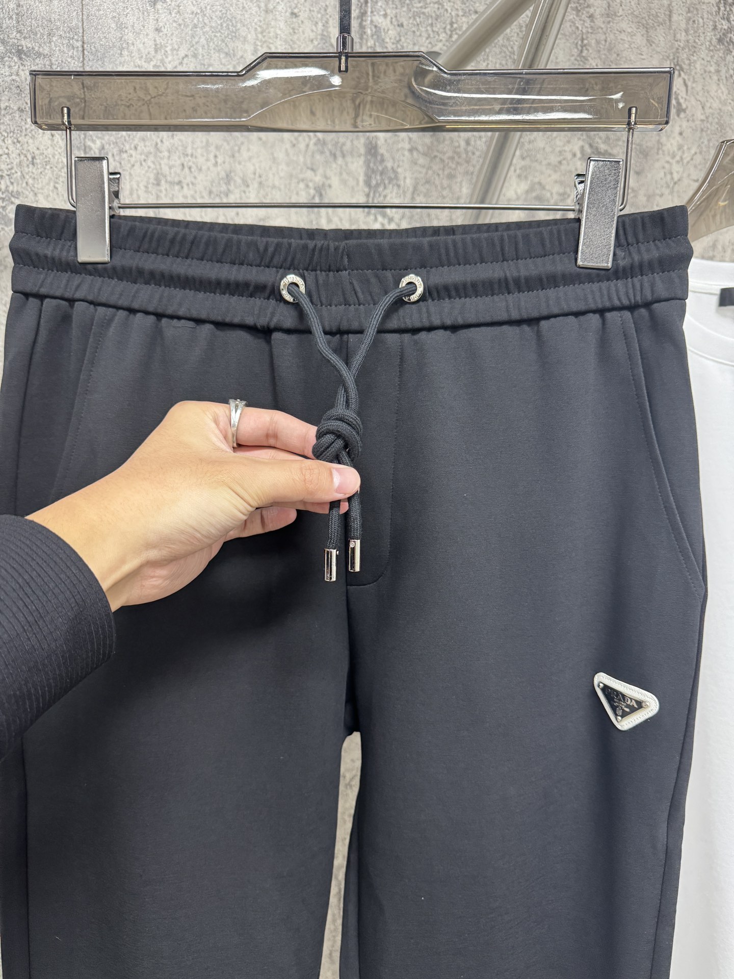   P家25春夏新品 极简运动打造出清爽的摩登STAY！穿上新颖 时髦面料舒服透气，面料不会起球 裤子的