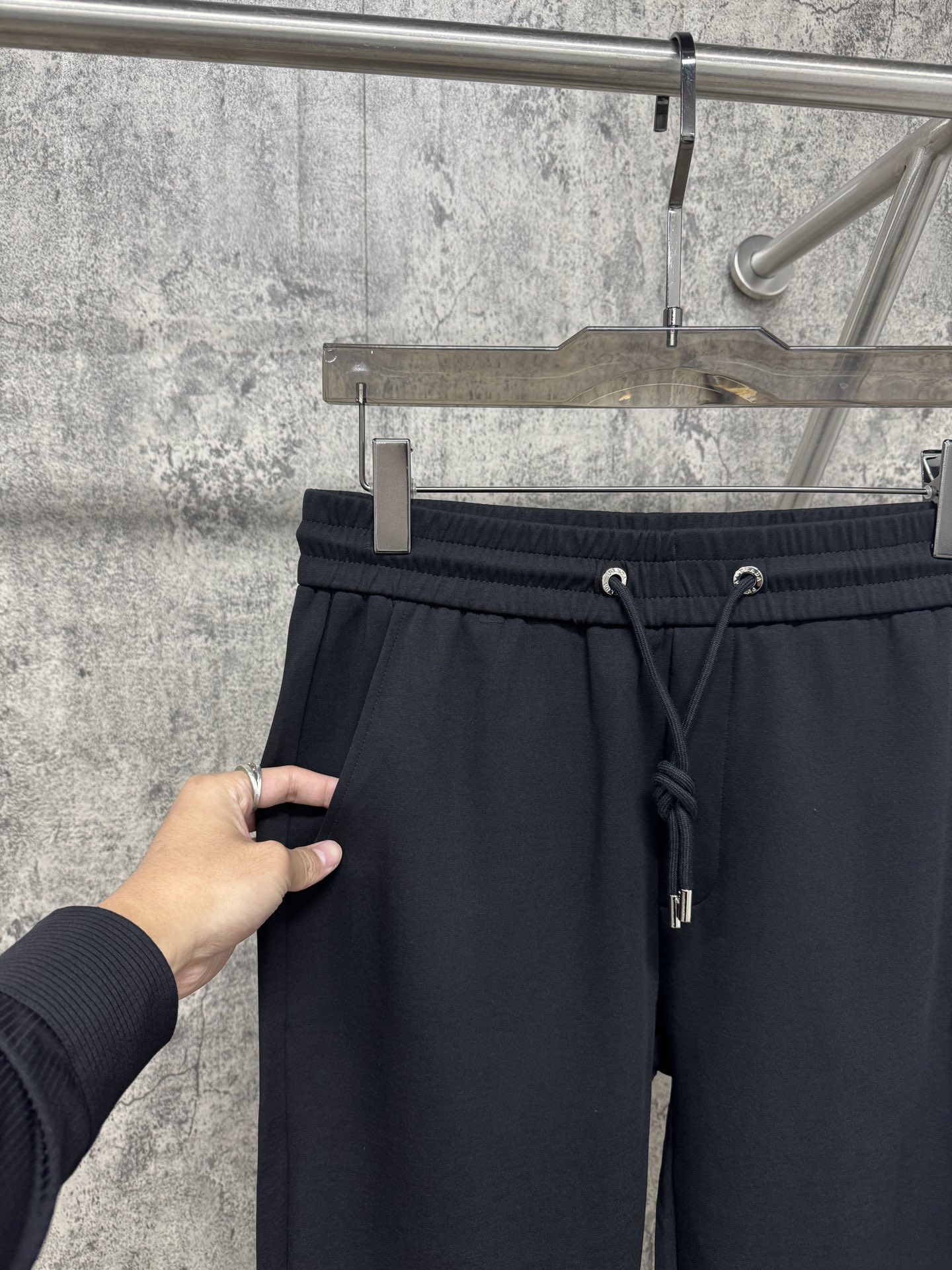   P家25春夏新品 极简运动打造出清爽的摩登STAY！穿上新颖 时髦面料舒服透气，面料不会起球 裤子的