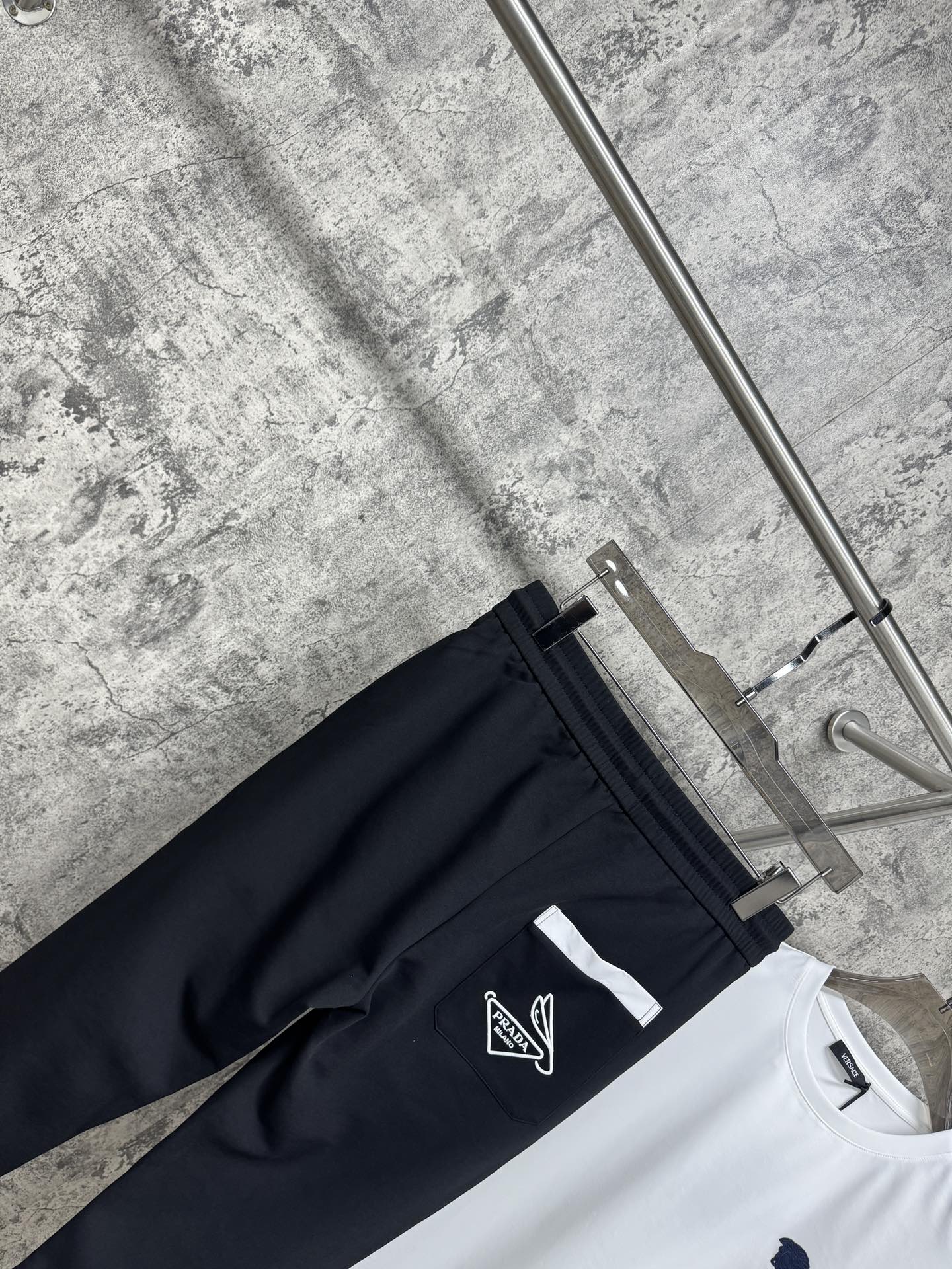   P家25春夏新品 极简运动打造出清爽的摩登STAY！穿上新颖 时髦面料舒服透气，面料不会起球 裤子的