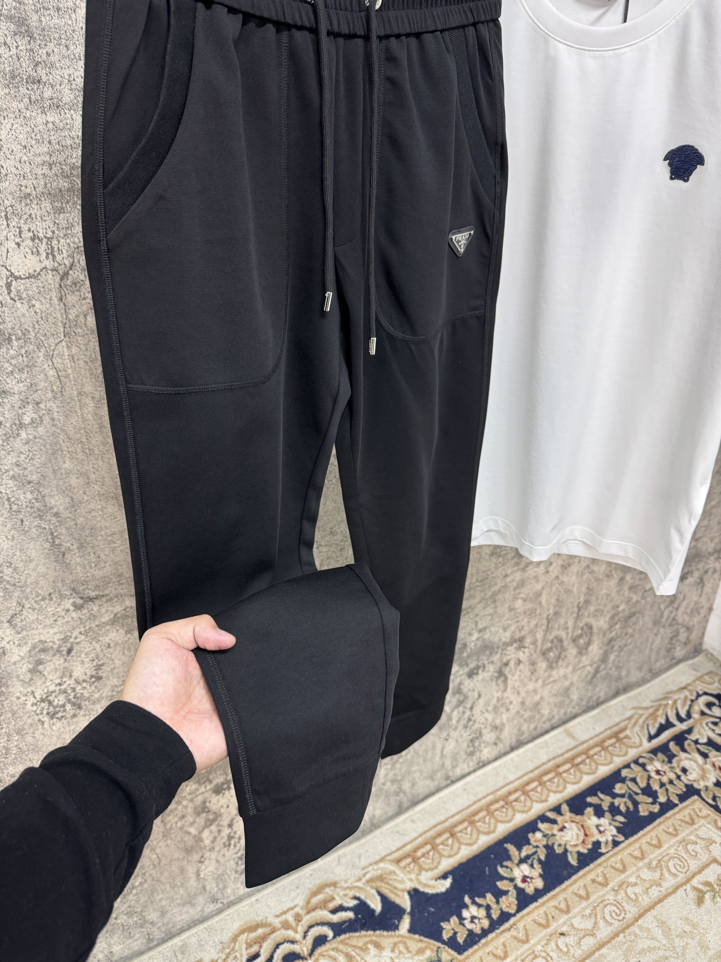   P家25春夏新品 极简运动打造出清爽的摩登STAY！穿上新颖 时髦面料舒服透气，面料不会起球 裤子的