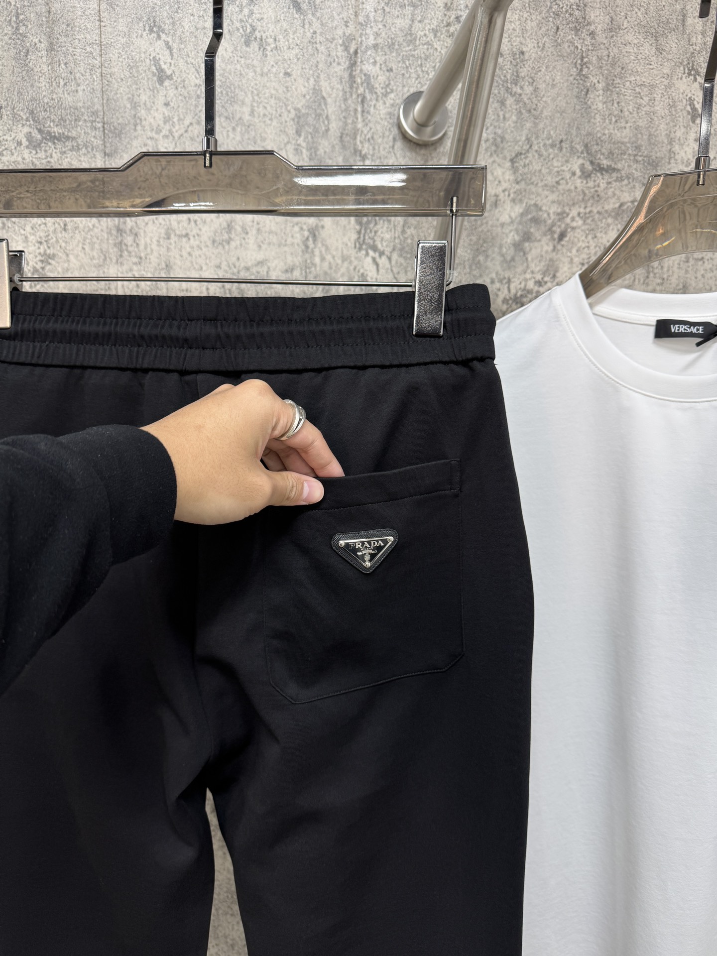   P家25春夏新品 极简运动打造出清爽的摩登STAY！穿上新颖 时髦面料舒服透气，面料不会起球 裤子的