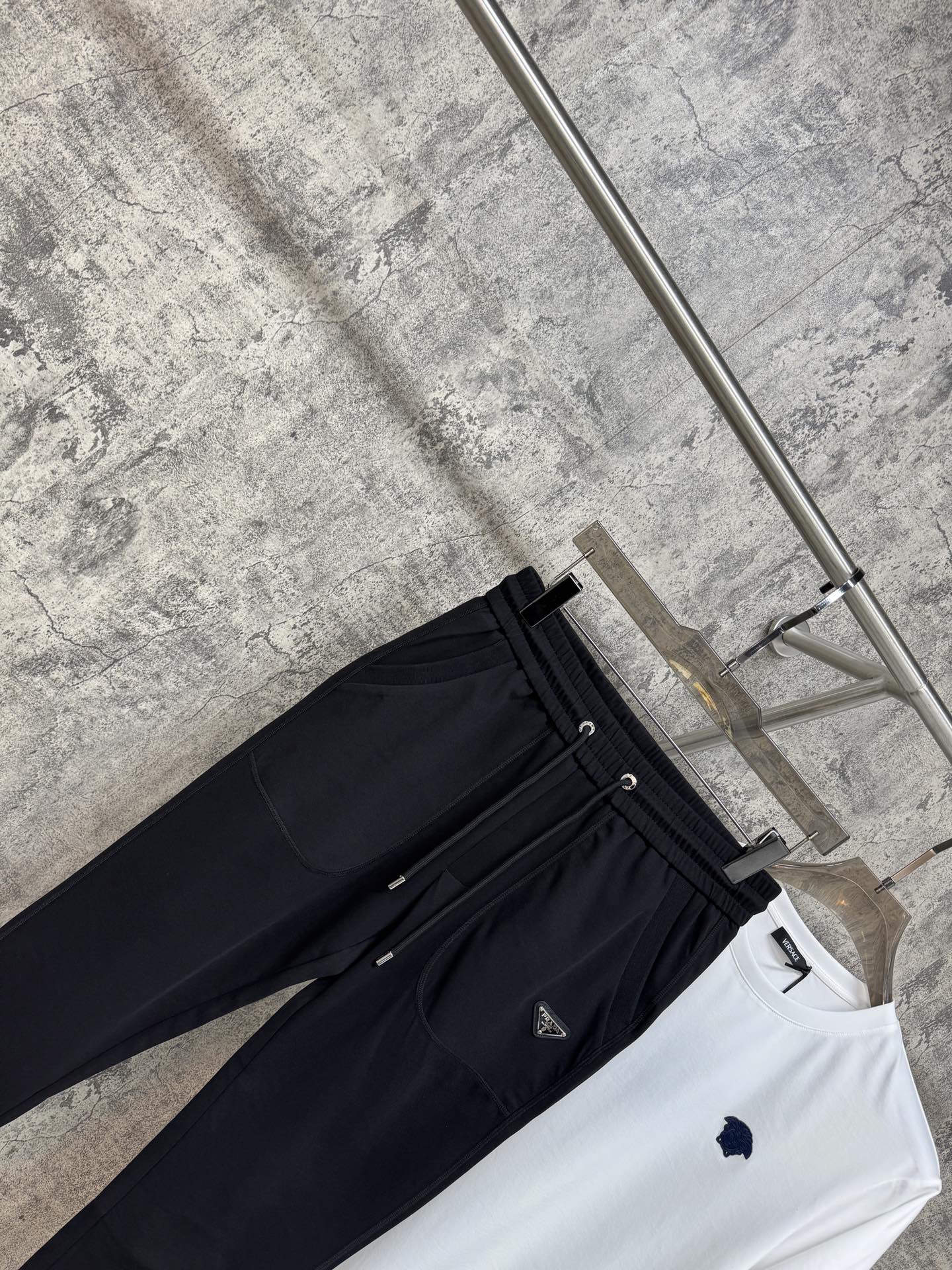   P家25春夏新品 极简运动打造出清爽的摩登STAY！穿上新颖 时髦面料舒服透气，面料不会起球 裤子的