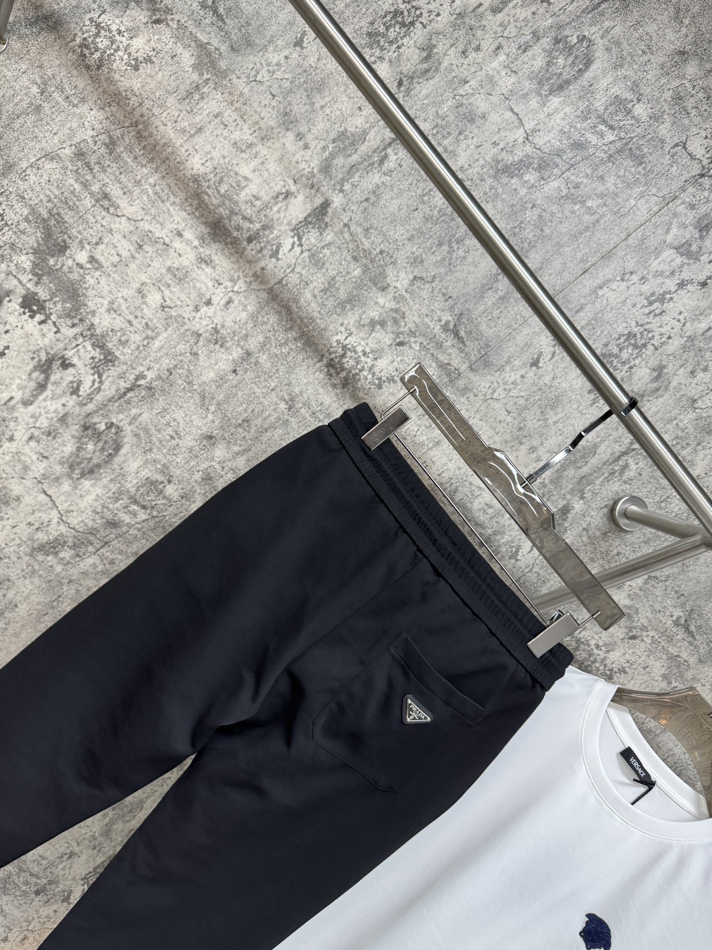   P家25春夏新品 极简运动打造出清爽的摩登STAY！穿上新颖 时髦面料舒服透气，面料不会起球 裤子的
