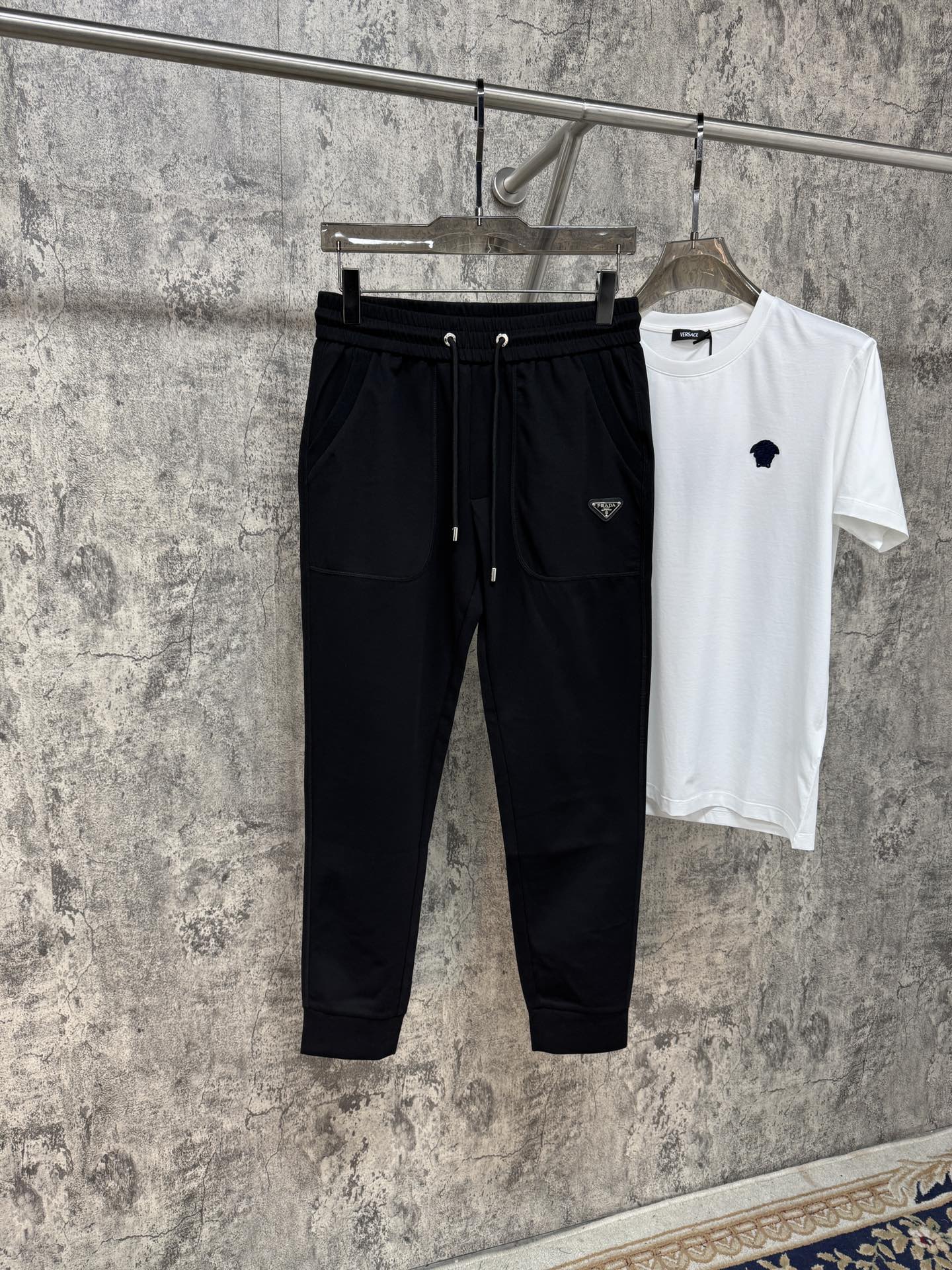   P家25春夏新品 极简运动打造出清爽的摩登STAY！穿上新颖 时髦面料舒服透气，面料不会起球 裤子的
