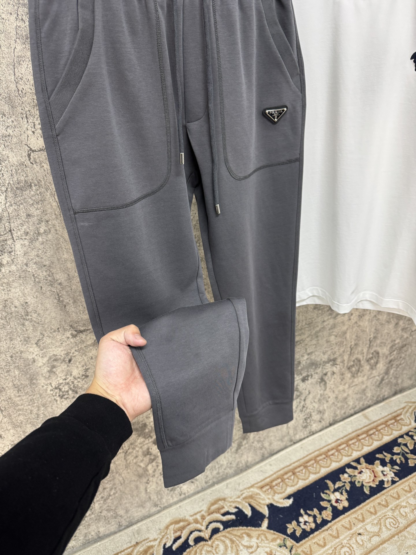  P家25春夏新品 极简运动打造出清爽的摩登STAY！穿上新颖 时髦面料舒服透气，面料不会起球 裤子的