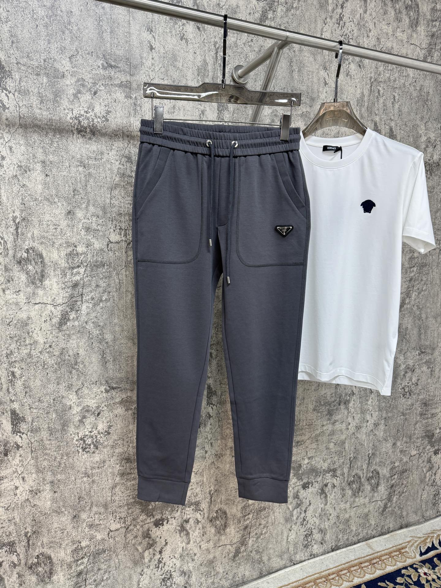   P家25春夏新品 极简运动打造出清爽的摩登STAY！穿上新颖 时髦面料舒服透气，面料不会起球 裤子的