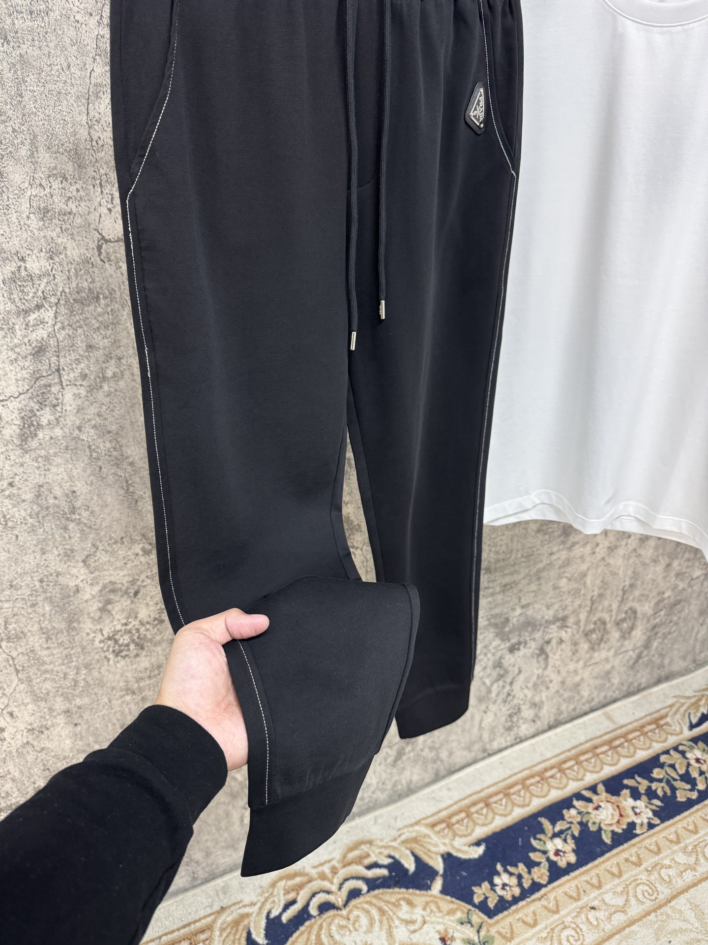   P家25春夏新品 极简运动打造出清爽的摩登STAY！穿上新颖 时髦面料舒服透气，面料不会起球 裤子的