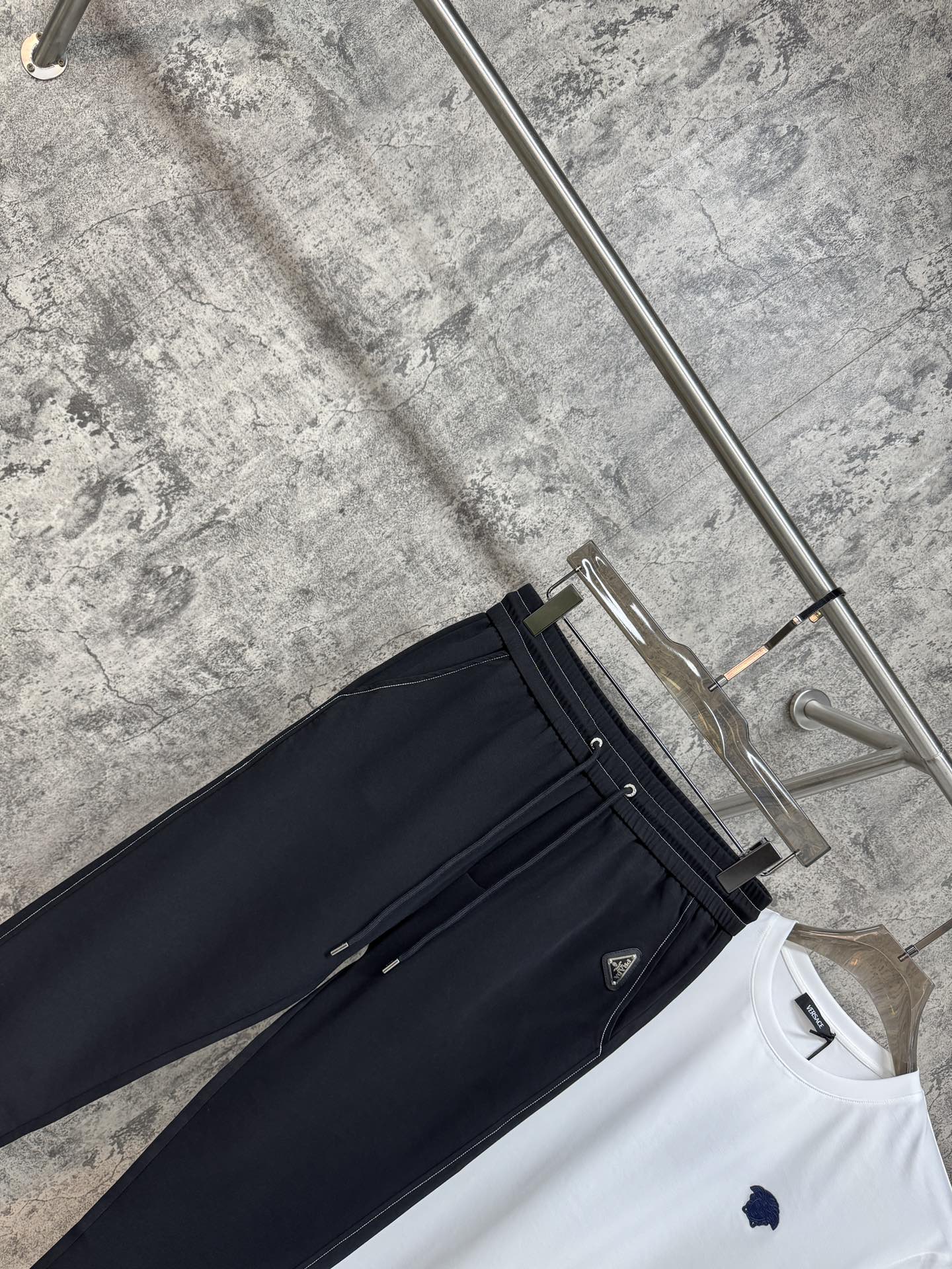   P家25春夏新品 极简运动打造出清爽的摩登STAY！穿上新颖 时髦面料舒服透气，面料不会起球 裤子的