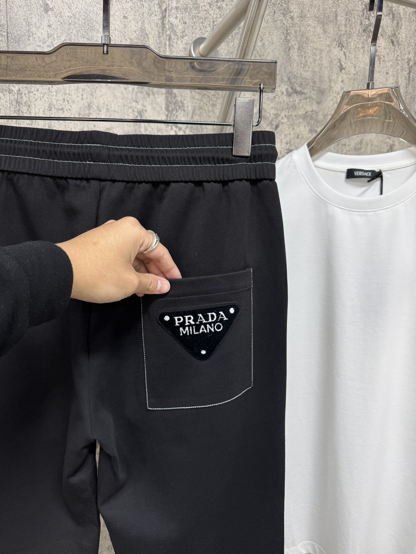   P家25春夏新品 极简运动打造出清爽的摩登STAY！穿上新颖 时髦面料舒服透气，面料不会起球 裤子的