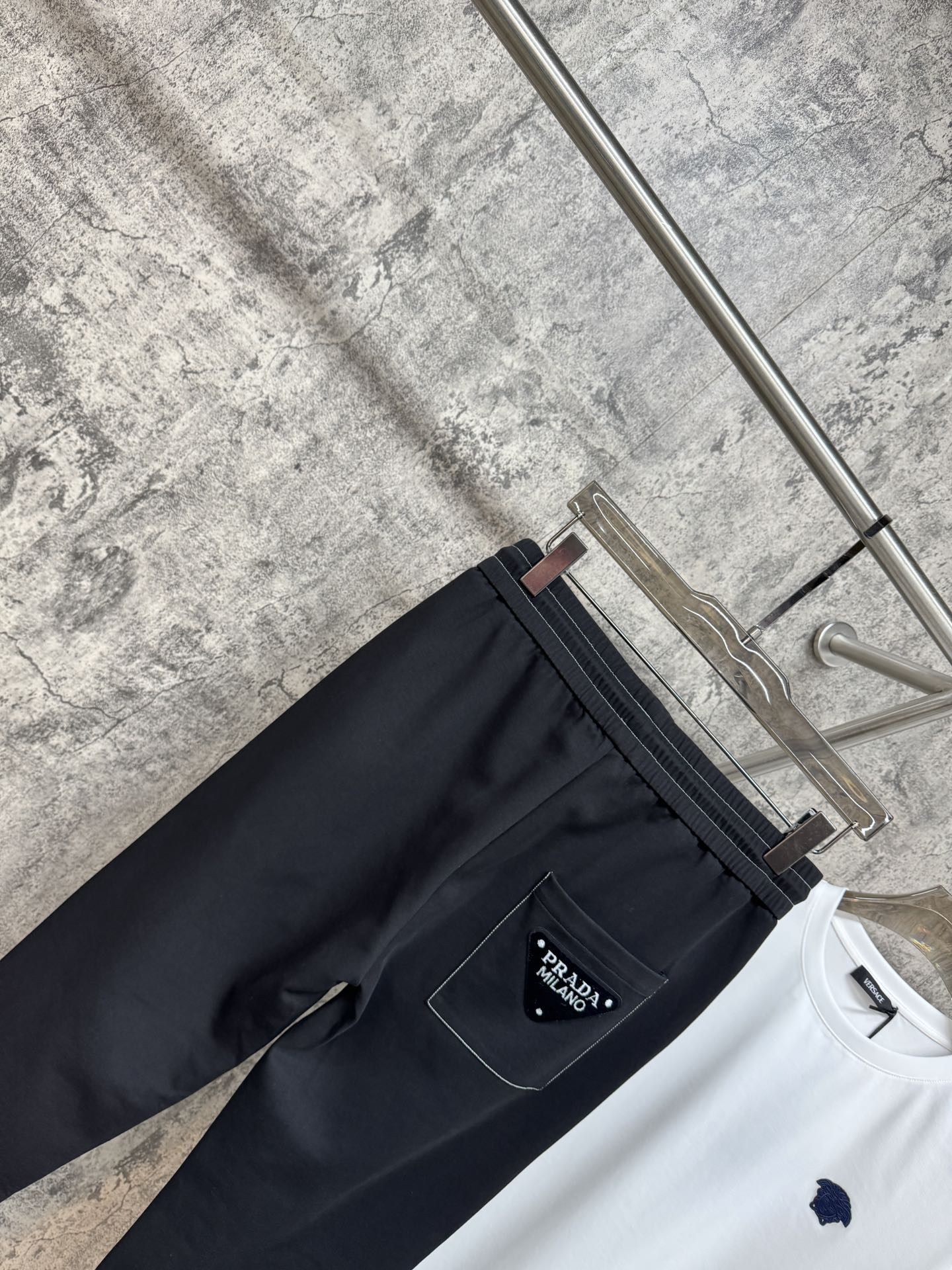   P家25春夏新品 极简运动打造出清爽的摩登STAY！穿上新颖 时髦面料舒服透气，面料不会起球 裤子的