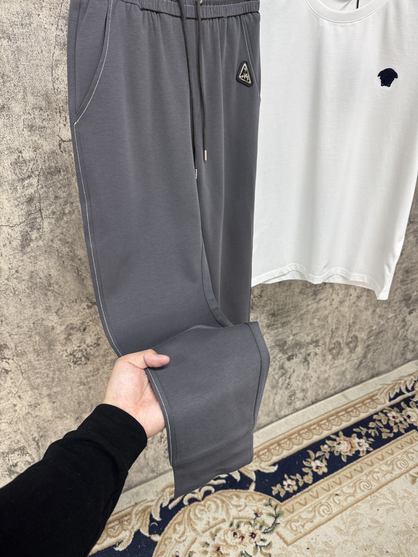   P家25春夏新品 极简运动打造出清爽的摩登STAY！穿上新颖 时髦面料舒服透气，面料不会起球 裤子的