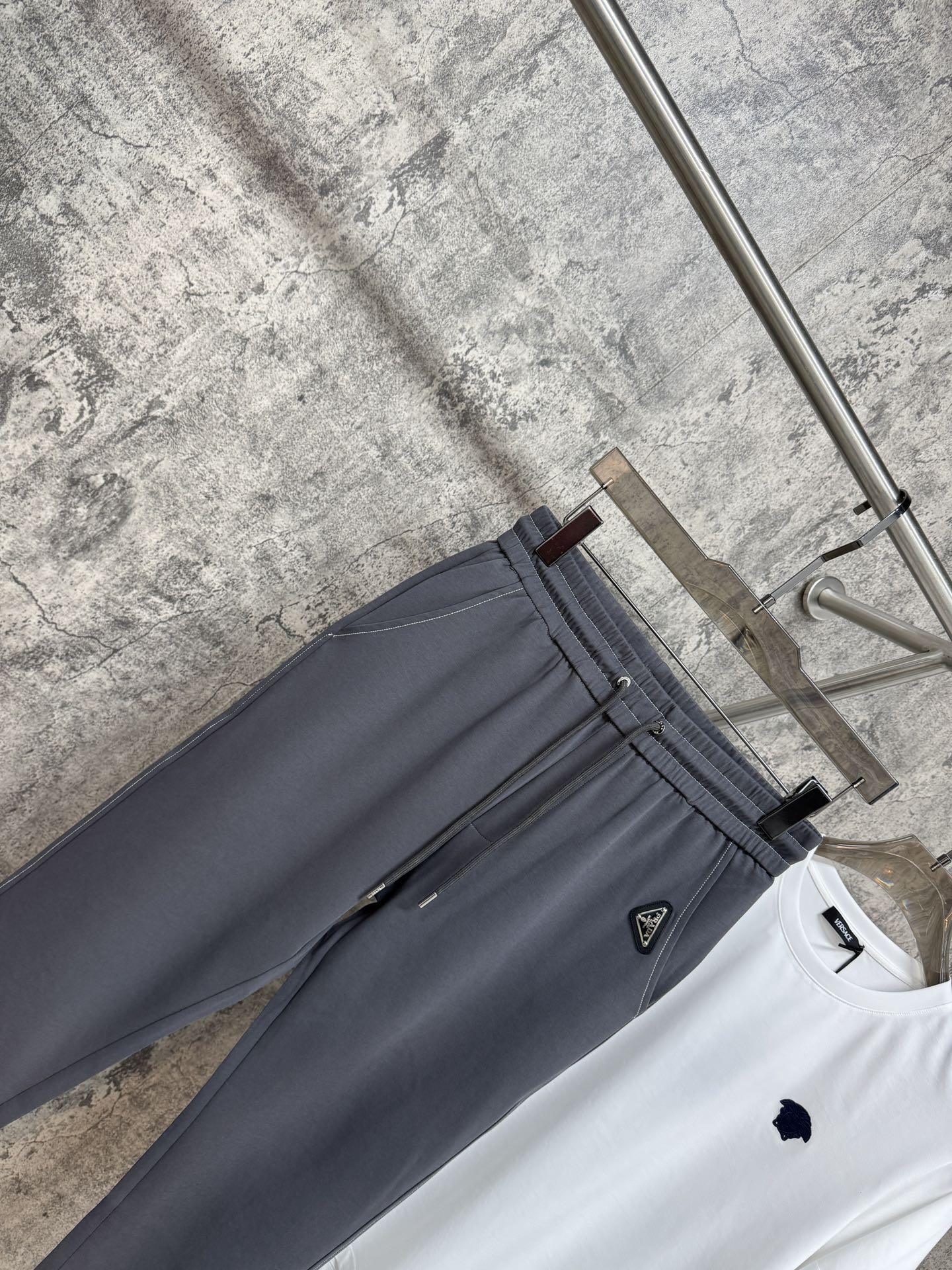   P家25春夏新品 极简运动打造出清爽的摩登STAY！穿上新颖 时髦面料舒服透气，面料不会起球 裤子的