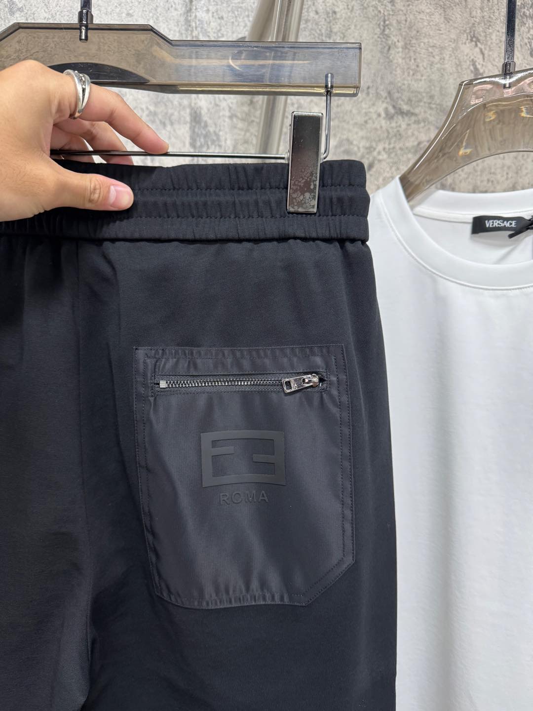   F家25春夏新品 极简运动打造出清爽的摩登STAY！穿上新颖 时髦面料舒服透气，面料不会起球 裤子的
