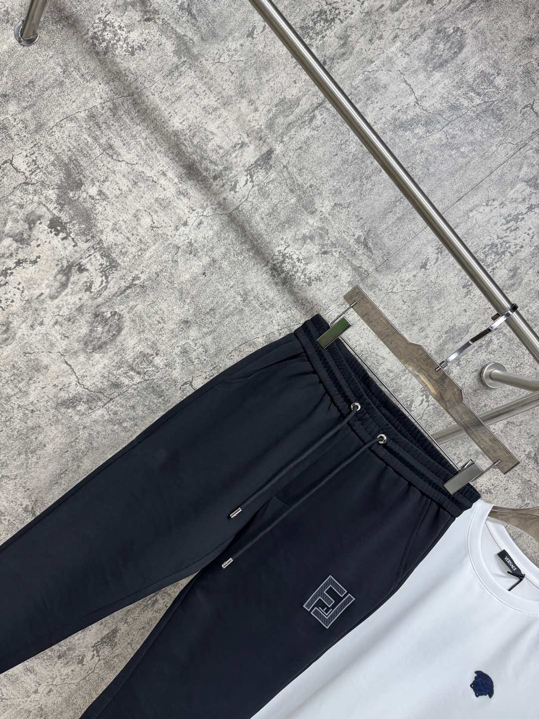   F家25春夏新品 极简运动打造出清爽的摩登STAY！穿上新颖 时髦面料舒服透气，面料不会起球 裤子的