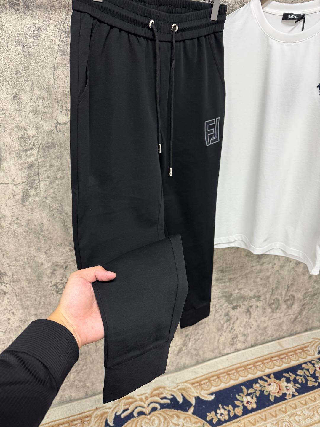   F家25春夏新品 极简运动打造出清爽的摩登STAY！穿上新颖 时髦面料舒服透气，面料不会起球 裤子的