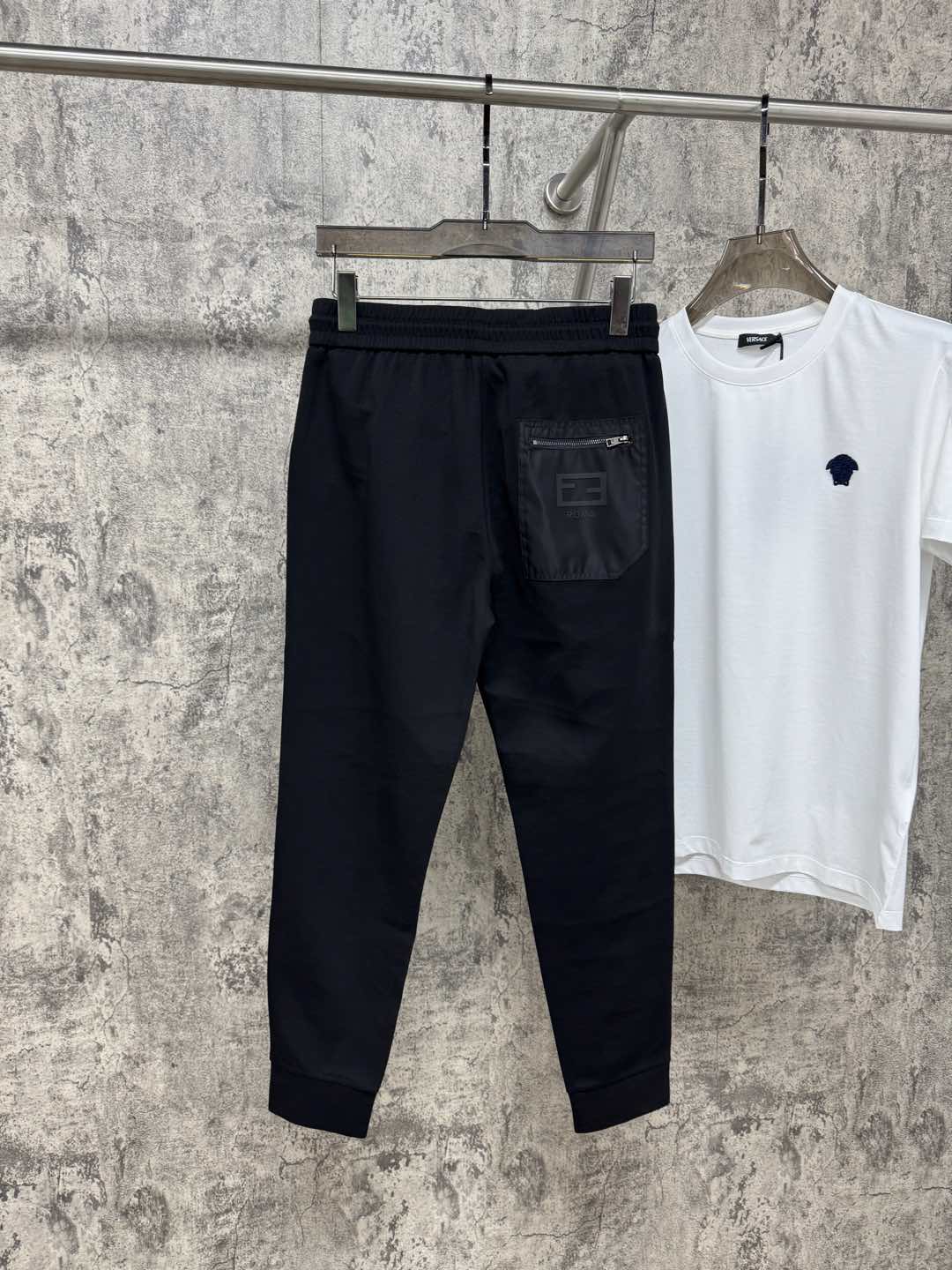   F家25春夏新品 极简运动打造出清爽的摩登STAY！穿上新颖 时髦面料舒服透气，面料不会起球 裤子的