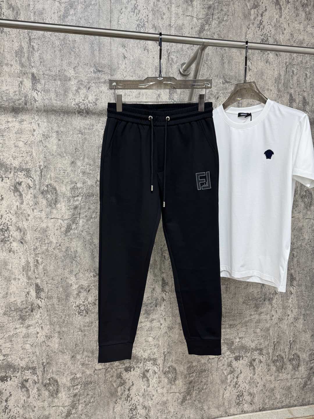  F家25春夏新品 极简运动打造出清爽的摩登STAY！穿上新颖 时髦面料舒服透气，面料不会起球 裤子的