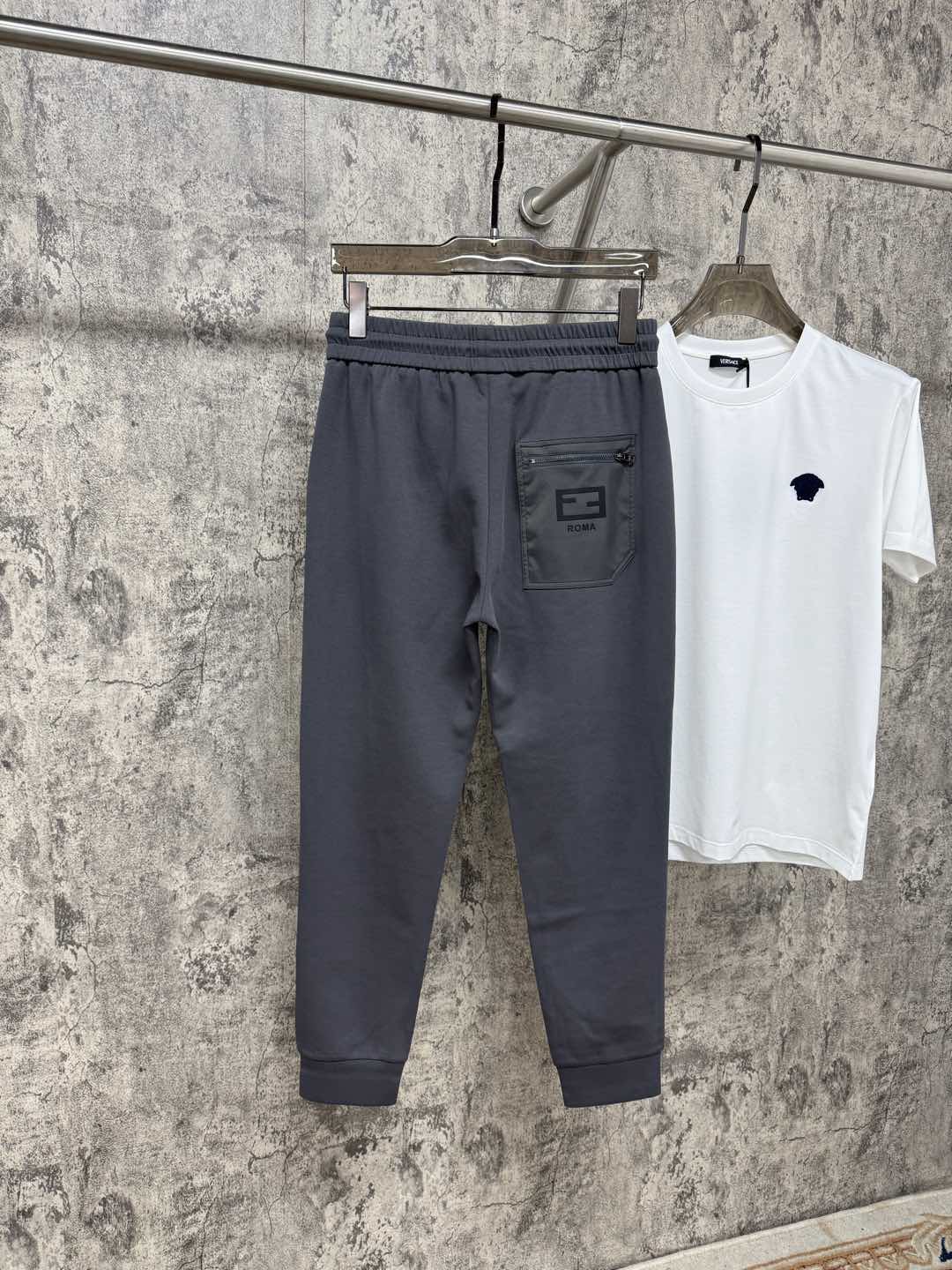   F家25春夏新品 极简运动打造出清爽的摩登STAY！穿上新颖 时髦面料舒服透气，面料不会起球 裤子的