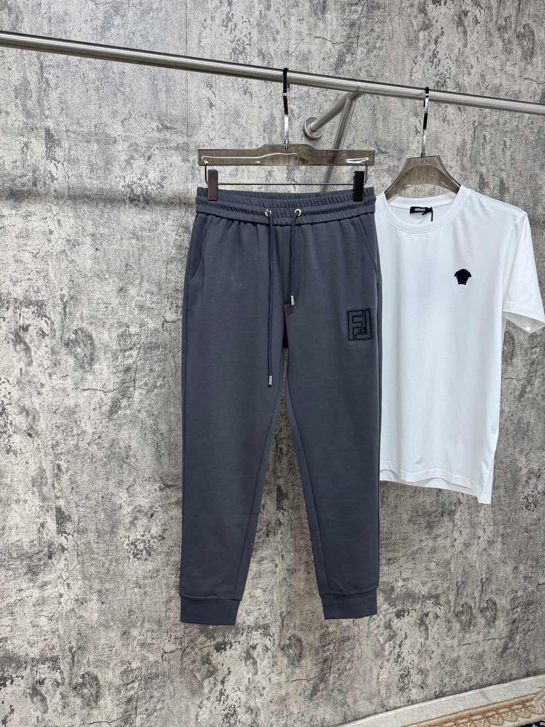   F家25春夏新品 极简运动打造出清爽的摩登STAY！穿上新颖 时髦面料舒服透气，面料不会起球 裤子的