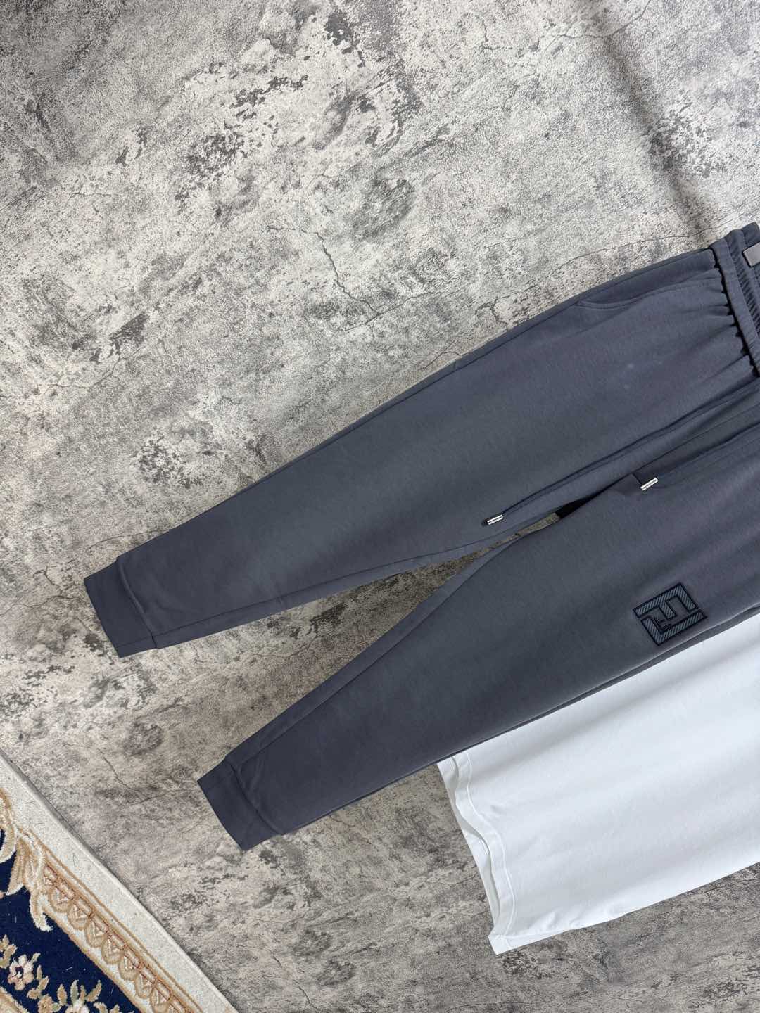   F家25春夏新品 极简运动打造出清爽的摩登STAY！穿上新颖 时髦面料舒服透气，面料不会起球 裤子的