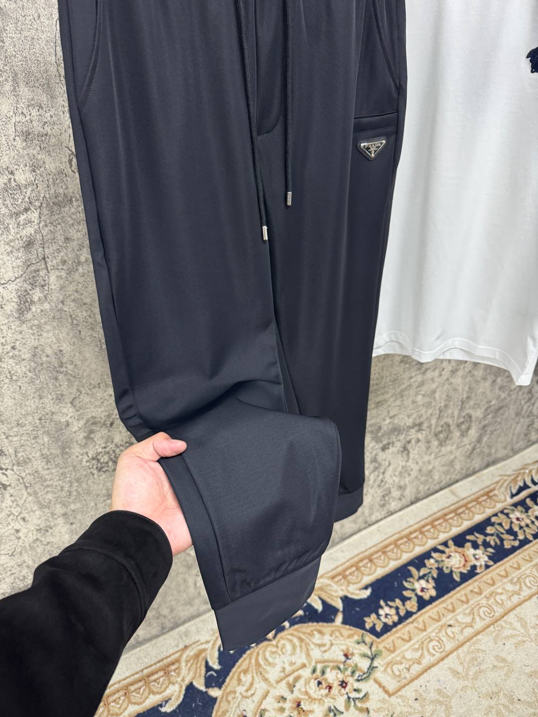   P家25春夏新品 极简运动打造出清爽的摩登STAY！穿上新颖 时髦面料舒服透气，面料不会起球 裤子的