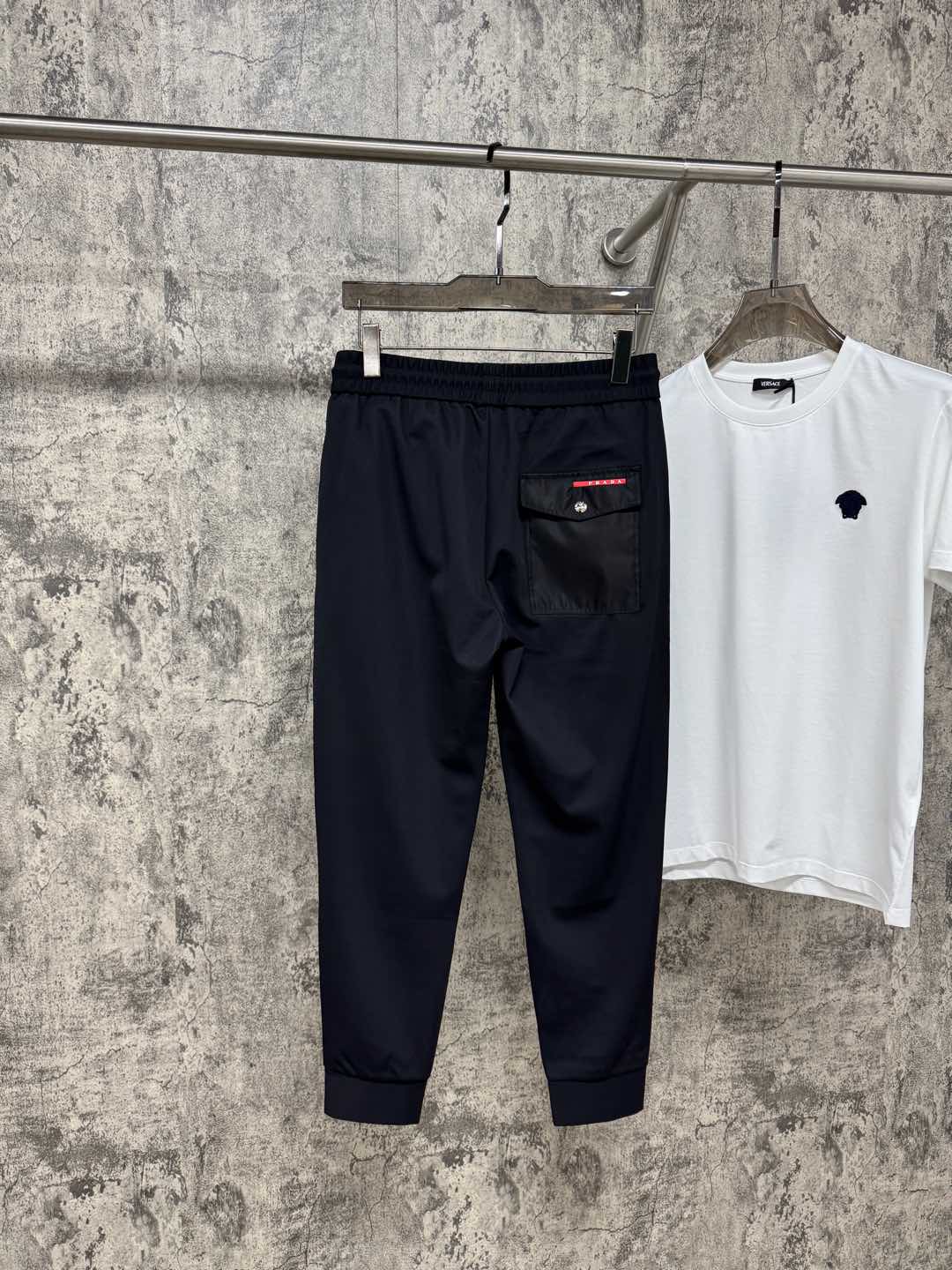   P家25春夏新品 极简运动打造出清爽的摩登STAY！穿上新颖 时髦面料舒服透气，面料不会起球 裤子的