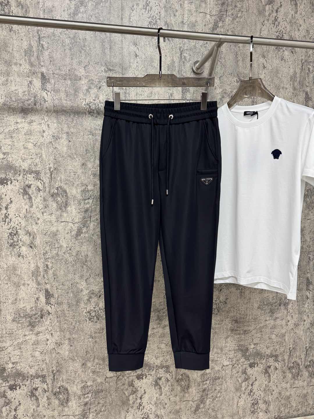   P家25春夏新品 极简运动打造出清爽的摩登STAY！穿上新颖 时髦面料舒服透气，面料不会起球 裤子的
