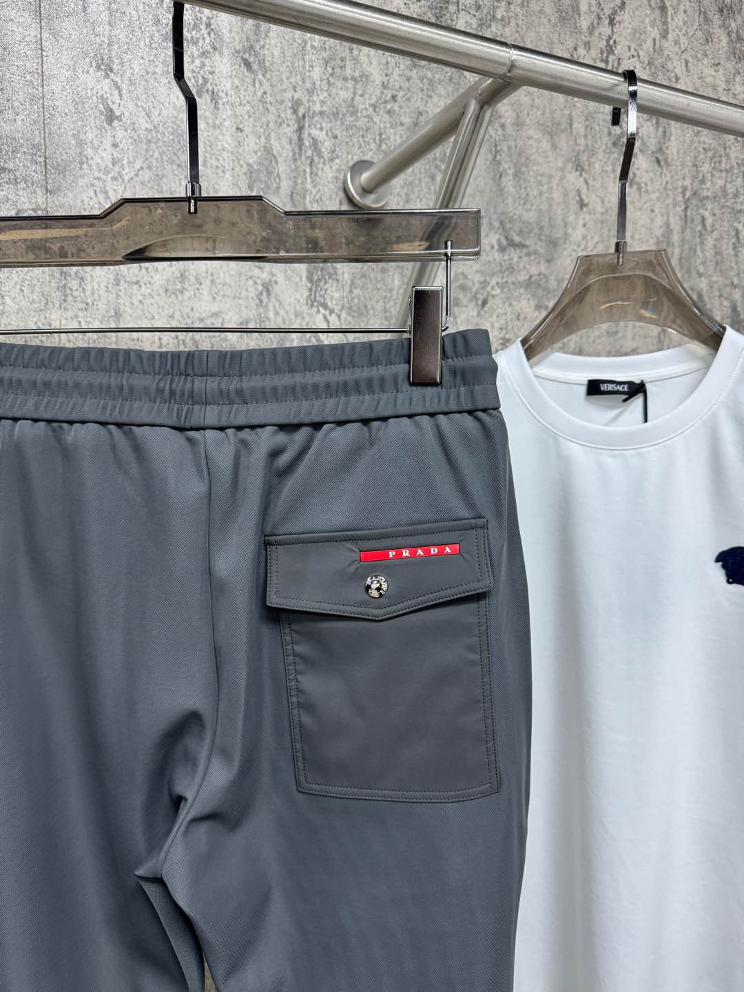   P家25春夏新品 极简运动打造出清爽的摩登STAY！穿上新颖 时髦面料舒服透气，面料不会起球 裤子的
