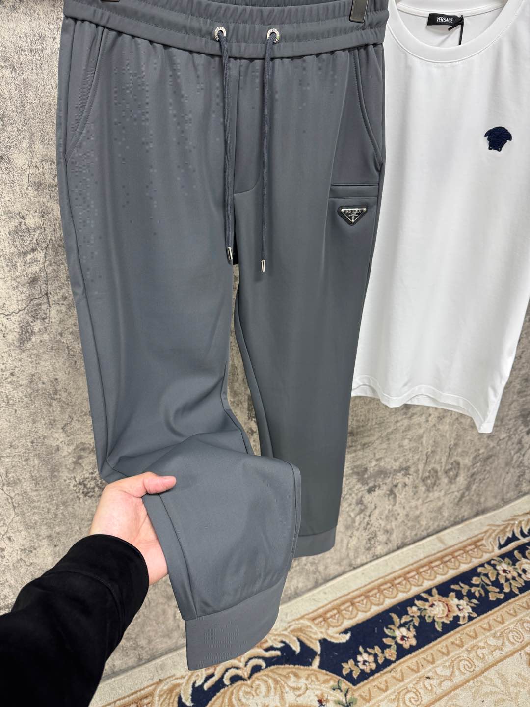   P家25春夏新品 极简运动打造出清爽的摩登STAY！穿上新颖 时髦面料舒服透气，面料不会起球 裤子的