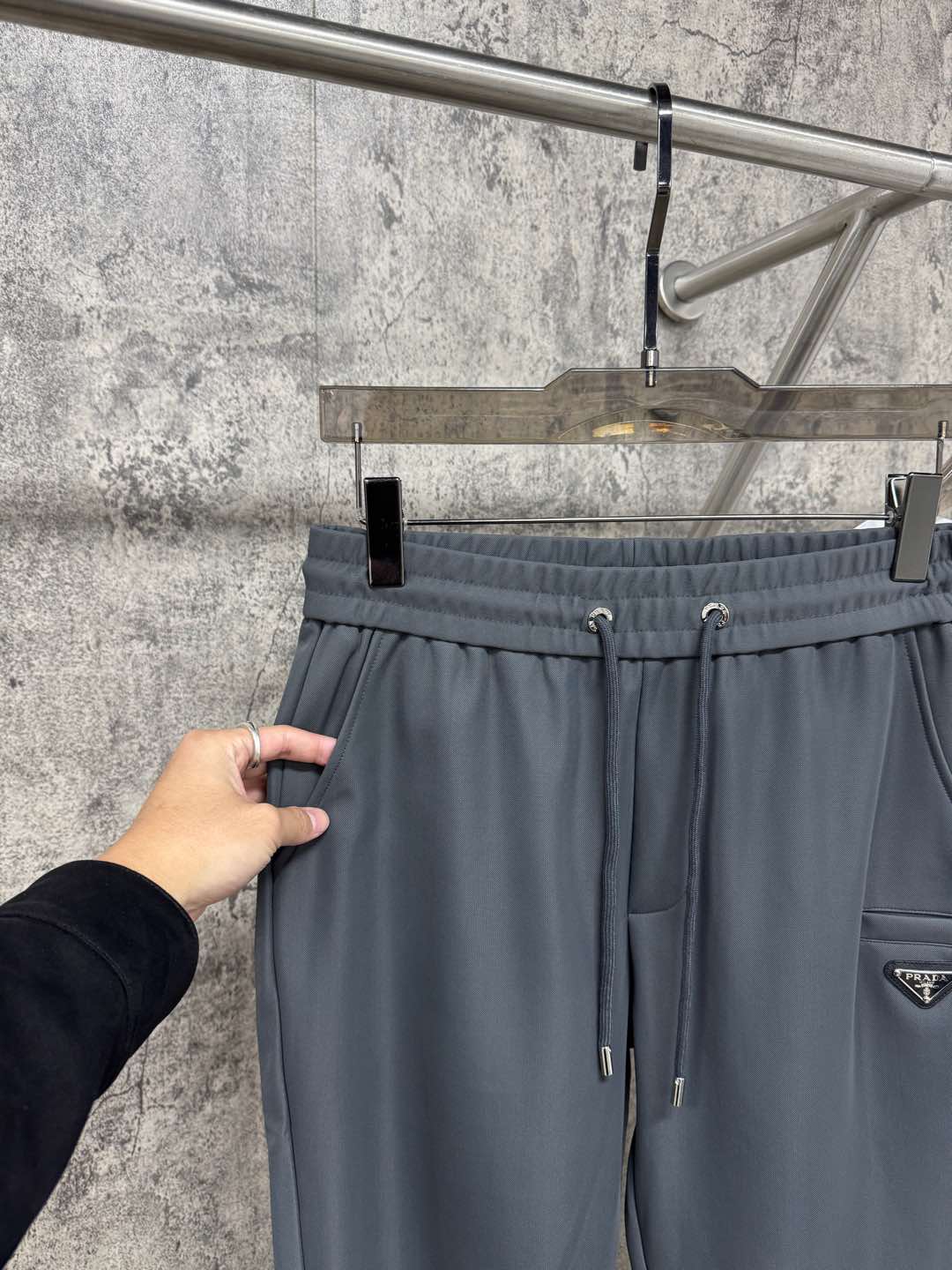  P家25春夏新品 极简运动打造出清爽的摩登STAY！穿上新颖 时髦面料舒服透气，面料不会起球 裤子的