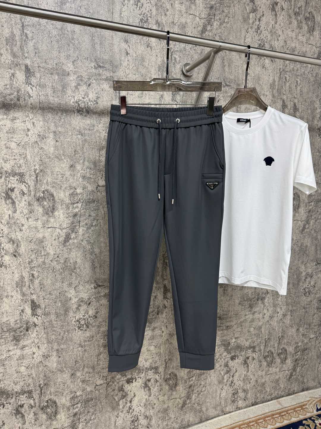   P家25春夏新品 极简运动打造出清爽的摩登STAY！穿上新颖 时髦面料舒服透气，面料不会起球 裤子的