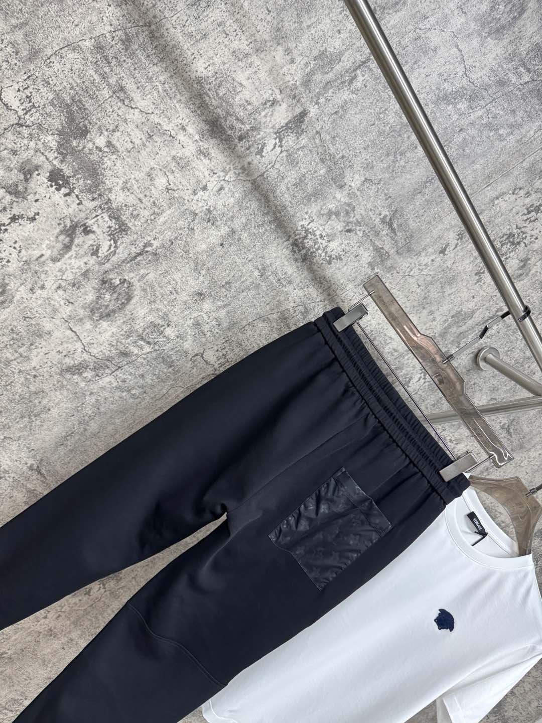   驴家25春夏新品 极简运动打造出清爽的摩登STAY！穿上新颖 时髦面料舒服透气，面料不会起球 裤子的