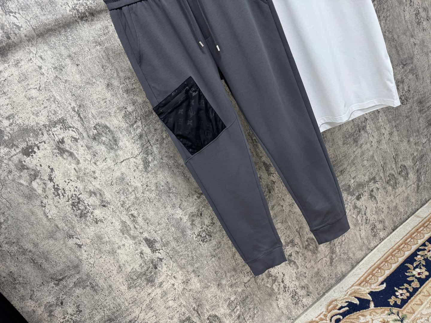   驴家25春夏新品 极简运动打造出清爽的摩登STAY！穿上新颖 时髦面料舒服透气，面料不会起球 裤子的