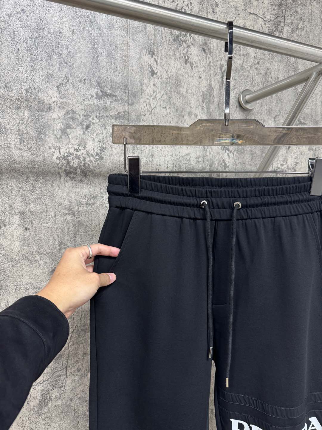   P家25春夏新品 极简运动打造出清爽的摩登STAY！穿上新颖 时髦面料舒服透气，面料不会起球 裤子的