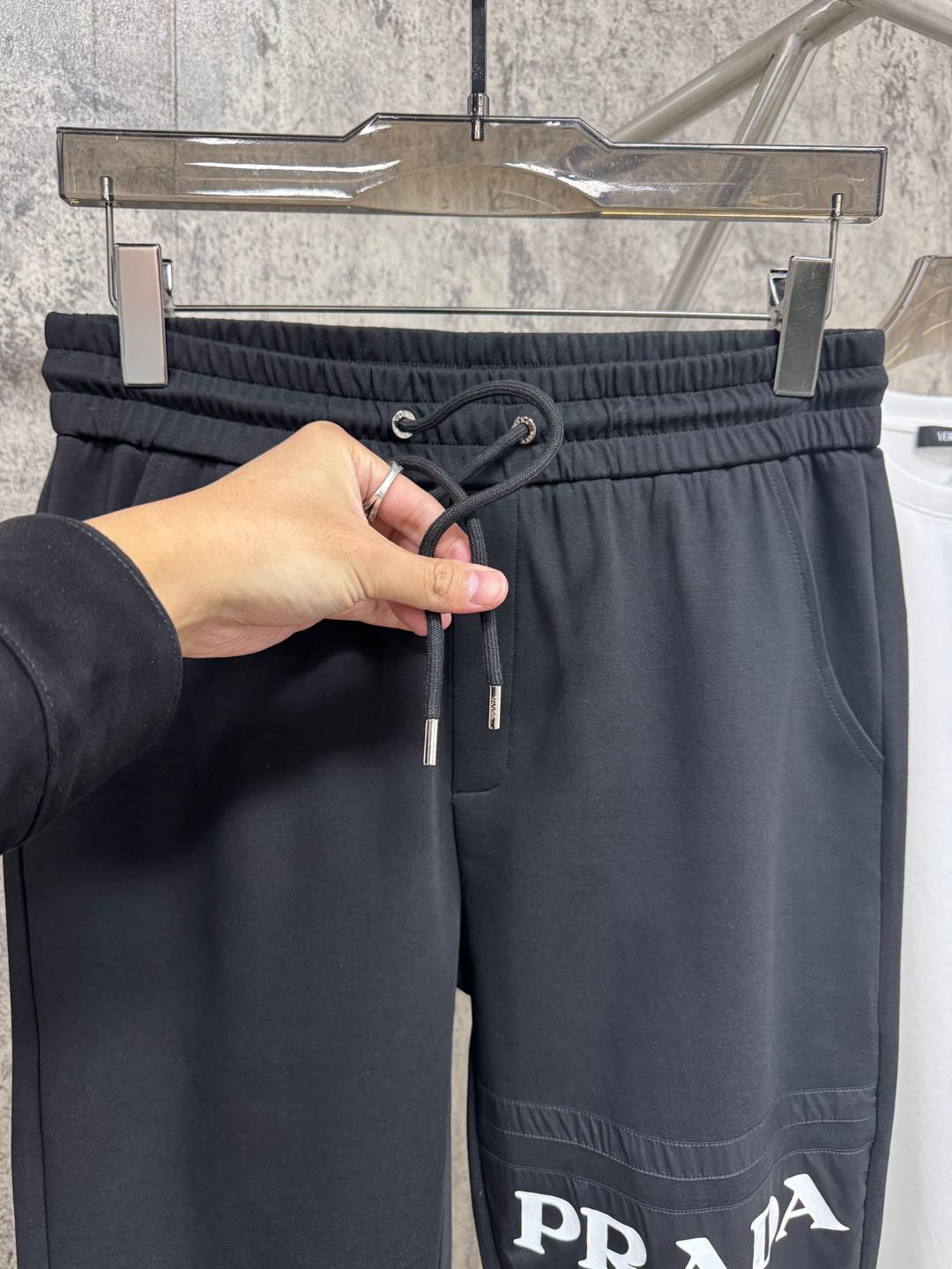   P家25春夏新品 极简运动打造出清爽的摩登STAY！穿上新颖 时髦面料舒服透气，面料不会起球 裤子的
