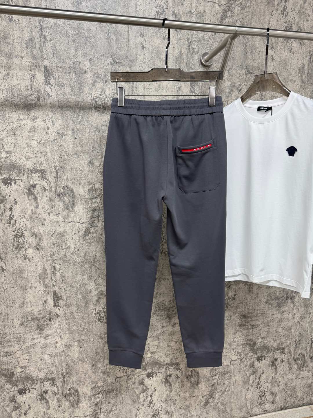   P家25春夏新品 极简运动打造出清爽的摩登STAY！穿上新颖 时髦面料舒服透气，面料不会起球 裤子的