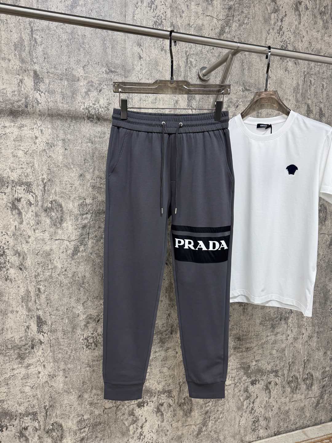  P家25春夏新品 极简运动打造出清爽的摩登STAY！穿上新颖 时髦面料舒服透气，面料不会起球 裤子的