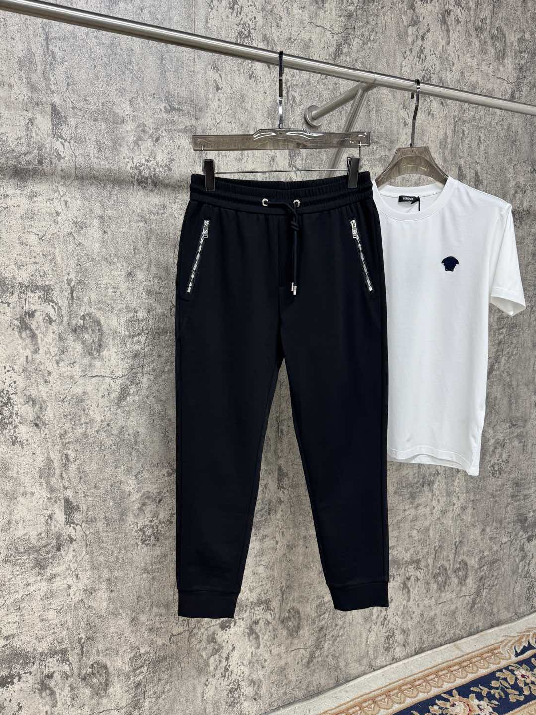   驴家25春夏新品 极简运动打造出清爽的摩登STAY！穿上新颖 时髦面料舒服透气，面料不会起球 裤子的