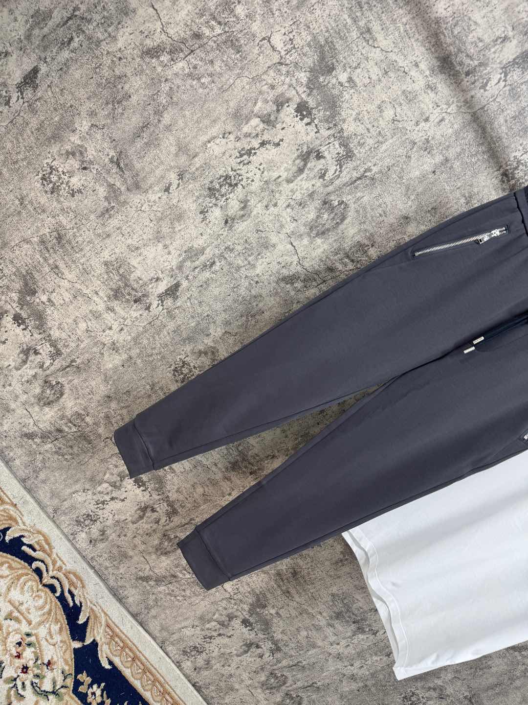   驴家25春夏新品 极简运动打造出清爽的摩登STAY！穿上新颖 时髦面料舒服透气，面料不会起球 裤子的