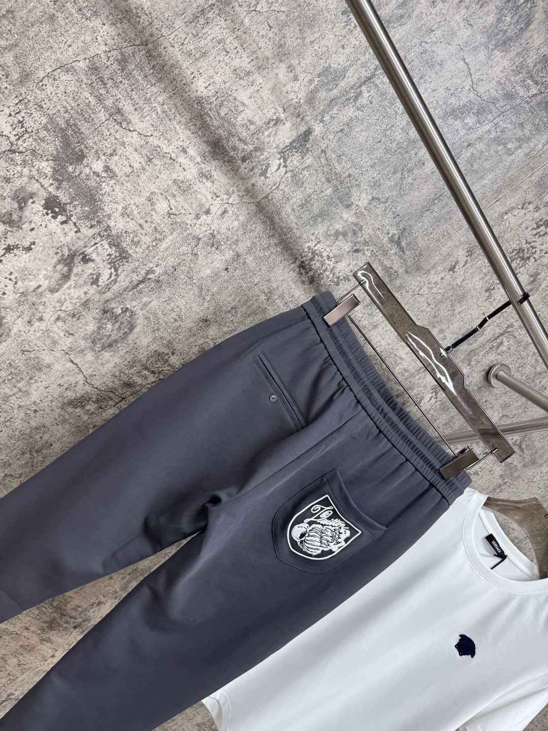   驴家25春夏新品 极简运动打造出清爽的摩登STAY！穿上新颖 时髦面料舒服透气，面料不会起球 裤子的