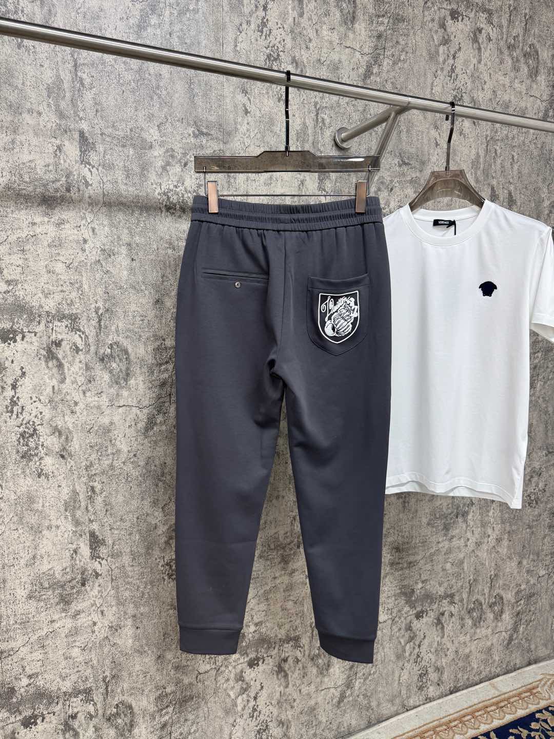   驴家25春夏新品 极简运动打造出清爽的摩登STAY！穿上新颖 时髦面料舒服透气，面料不会起球 裤子的