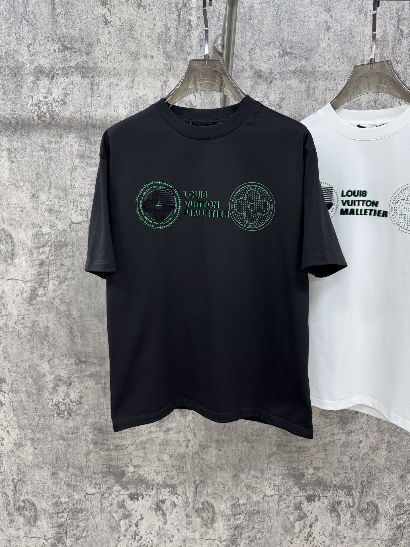 NO:120056,LV2025 spring and summer new style first-time counter latest short-sleeved round-neck T-shirt, high-end customization, avant-garde and fashionable design!  Brand logo heavy craft design, high-end customized mercerated long cotton fabric, soft feel, comfortable to wear, exquisite counter-level car line, fine workmanship, invincible and handsome upper body effect!  A must-have item for handsome men!  Color black white Number M-3XL2115,,louis vuitton,T-shirt,tees,t-shirt,alexander wang19860909LV2025春夏新款首发专柜最新款短袖圆领T恤 高端订制 设计前卫时尚！品牌logo重工艺设计 高端定制丝光长绒棉面料.手感柔软.穿着舒适.专柜级别精致车线.做工精细.上身效果无敌帅气！型男必备单品！ 颜色黑色 白色 码数M-3XL2115,,louis vuitton,T-shirt,tees，t-shirt,alexander wang,Men's clothing