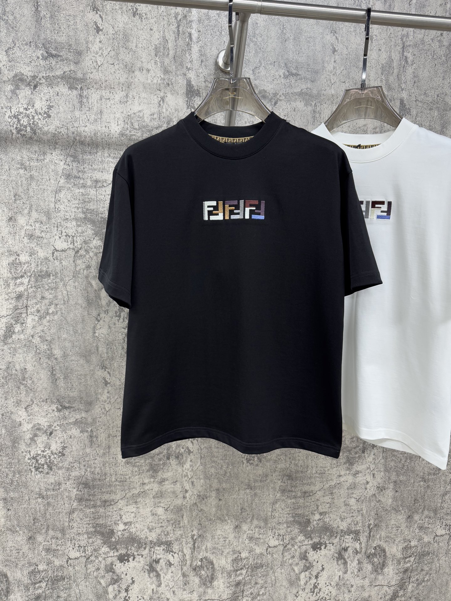 NO:120058,FD 2025 spring and summer new style first-time counter latest short-sleeved round-neck T-shirt, high-end customization, avant-garde and fashionable design!  Brand logo heavy craft design, high-end customized mercerated long cotton fabric, soft feel, comfortable to wear, exquisite counter-level car line, fine workmanship, invincible and handsome upper body effect!  A must-have item for handsome men!  Color black white Number M-3XL2115, T-shirt,tees,t-shirt,alexander wang19860909FD 2025春夏新款首发专柜最新款短袖圆领T恤 高端订制 设计前卫时尚！品牌logo重工艺设计 高端定制丝光长绒棉面料.手感柔软.穿着舒适.专柜级别精致车线.做工精细.上身效果无敌帅气！型男必备单品！ 颜色黑色 白色 码数M-3XL2115,,T-shirt,tees，t-shirt,alexander wang,Men's clothing